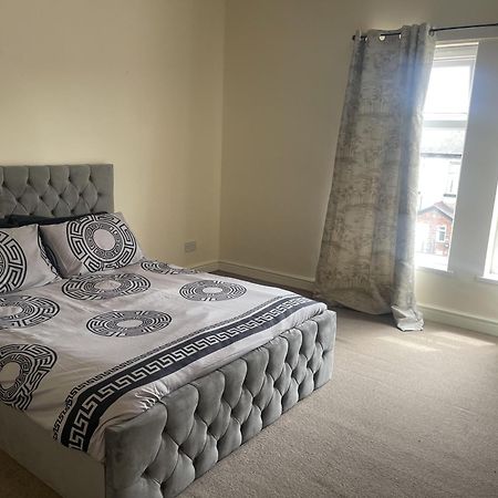 Stylish 1-Bed Apt - Sleeps 4 - Parking - Wifi Манчестер Экстерьер фото
