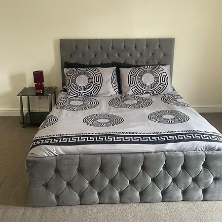 Stylish 1-Bed Apt - Sleeps 4 - Parking - Wifi Манчестер Экстерьер фото