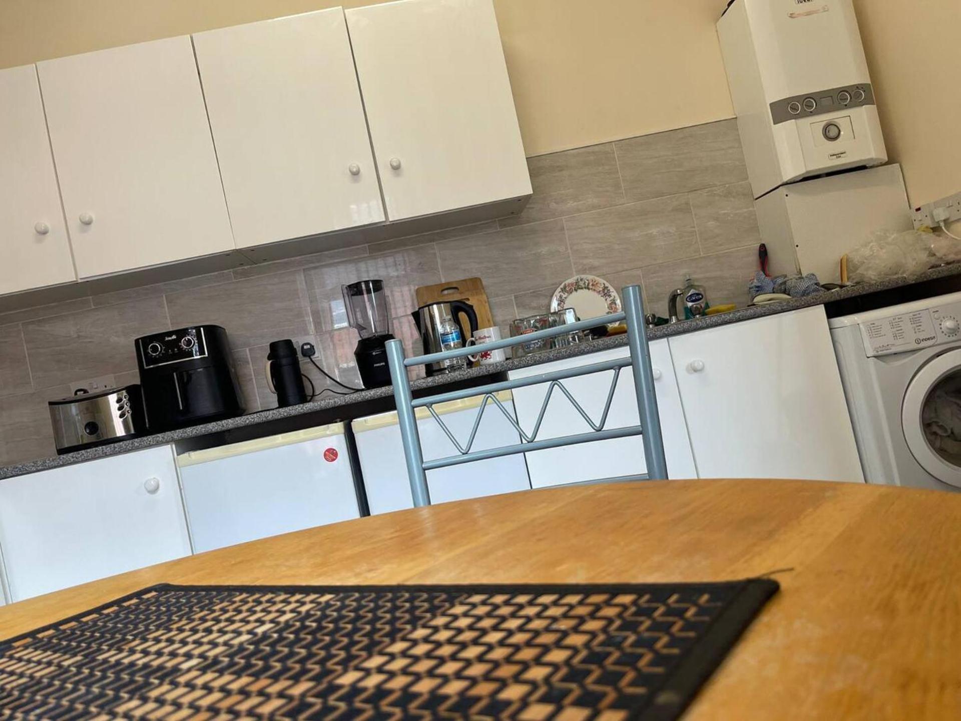 Stylish 1-Bed Apt - Sleeps 4 - Parking - Wifi Манчестер Экстерьер фото