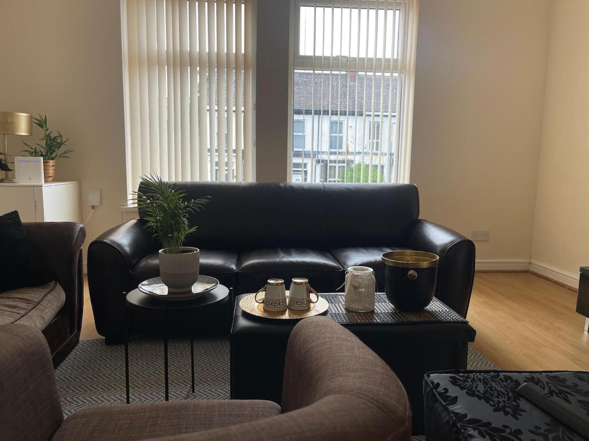 Stylish 1-Bed Apt - Sleeps 4 - Parking - Wifi Манчестер Экстерьер фото